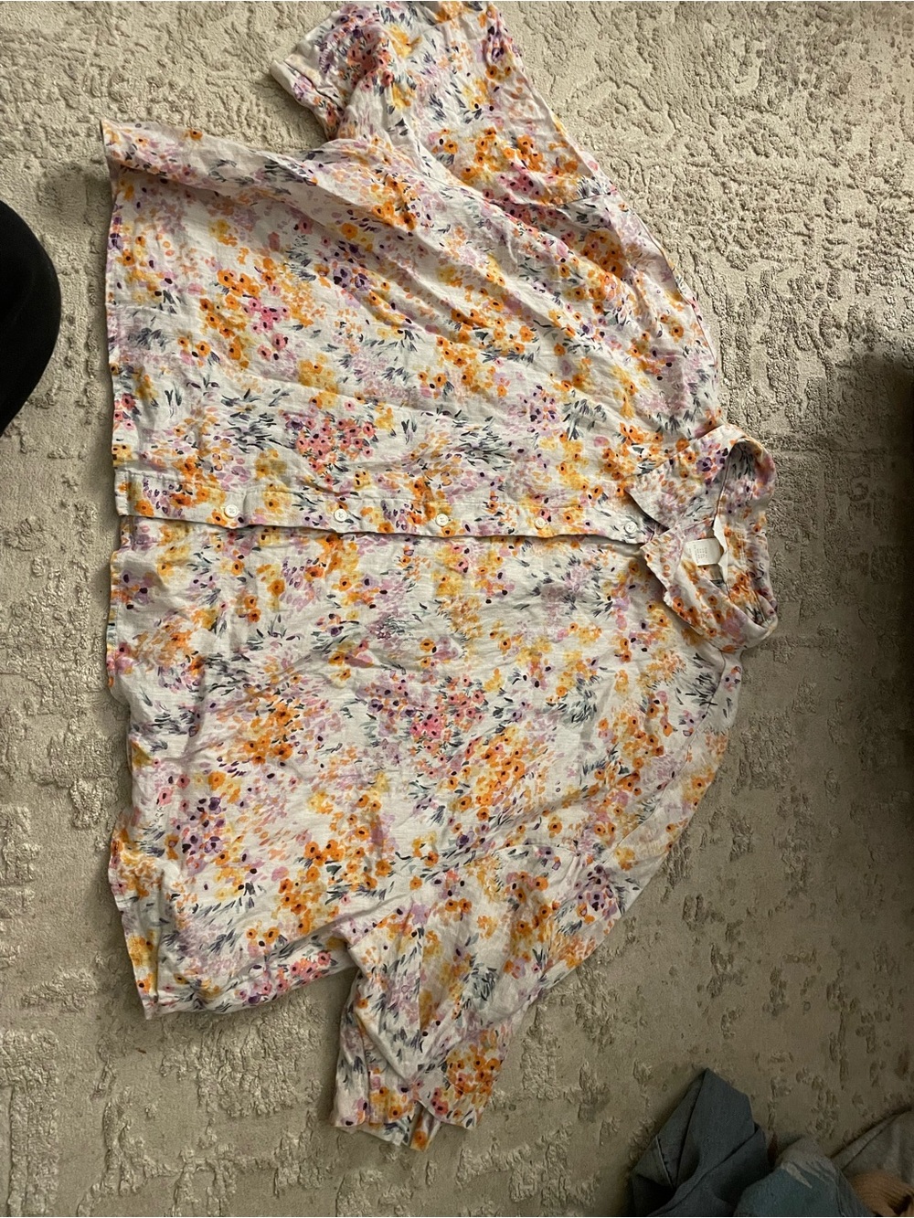 H&M White Floral Short Sleeve Button-Up Tee
